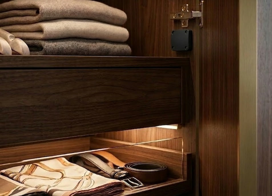 Image of Wardrobe Square switch 01